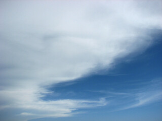 Obraz premium Scattered clouds in the blue sky