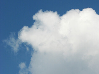 Fototapeta na wymiar Scattered clouds in the blue sky