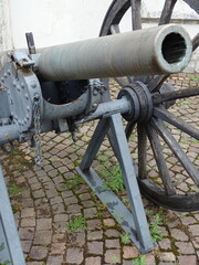 ca&ntilde;&oacute;n antiguo expuesto en la calle en Vevey