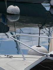 boya, parte de barcas y lago de fondo, parte de un puerto fluvial 