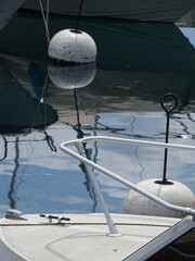 boya, parte de barcas y lago de fondo, parte de un puerto fluvial