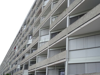 edificio con pisos y terrazas, y cielo nublado