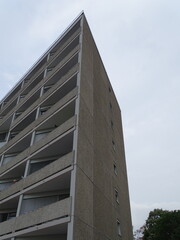 v&eacute;rtice de edificio con pisos y terrazas, y cielo nublado