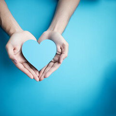 Obraz premium Frauenhände halten ein blaues Papierherz 
