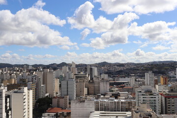 Vista da cidade de Juiz de fora, prédios de juiz de fora. Céu azul com núvens brancas na cidade....