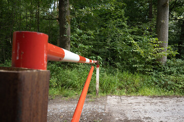 schranke im Wald