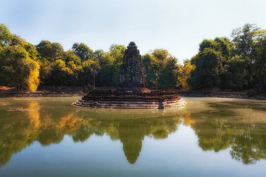 Jayatataka monument, initially a Hindu royal temple and now linked with Buddhist symbols, located on an island in the center of baray, emulating the sacred Himalayan lake Anavatapta.