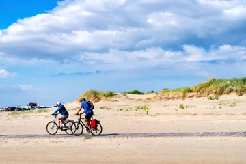 Selbstklebende Fototapeten Cyclists on the beach of Sankt Peter Ording, North Sea, Germany © EKH-Pictures