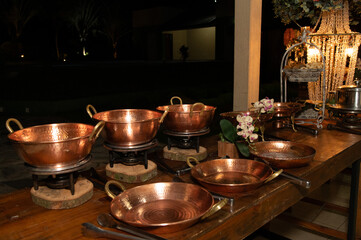 detalhes de uma mesa para um jantar, tigelas para servir um jantar