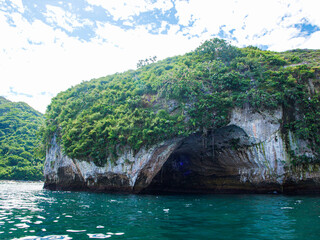 Piedras gigantes a la orilla de la costa de Puerto Vallarta, hermoso paraíso conocido como los...