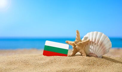 Fototapeta na wymiar Beautiful beach in Bulgaria. Flag of Bulgaria in the shape of a heart and shells on a sandy beach.