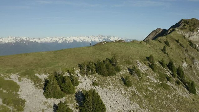 Randonneur sur une cr&ecirc;te