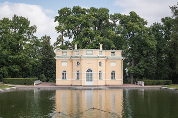 Obraz premium A beautiful historical bath building on the bank of a pond in the palace park of Tsarskoye Selo.