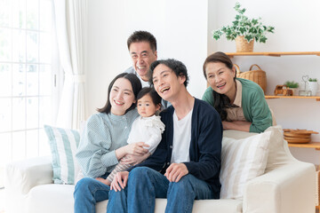 笑顔の三世代家族