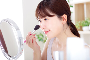 お化粧・スキンケアをする若い女性