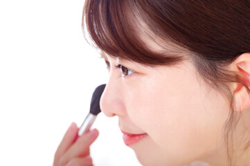 お化粧・スキンケアをする若い女性