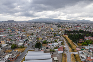 Paisaje urbano de Toluca con el Nevado de Toluca al fondo