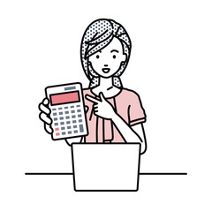 座ってデスクでノートPCを開いて電卓を指差してこちらに向けて見せているオフィスカジュアルの女性