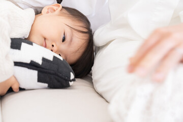 お母さんと赤ちゃん　不機嫌