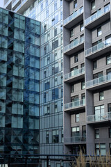 vue sur un immeuble résidentiel en coin avec des balcon et des façades en vitre