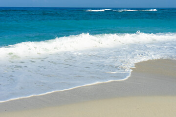 Fototapeta na wymiar 奄美の真夏のビーチ。青い、白い、泡色、バカンス、自然