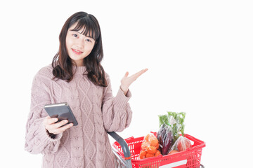 スーパーでキャッシュレス決済をする若い女性