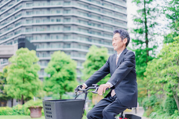 自転車通勤をする高齢のビジネスマン