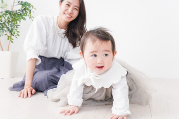 お母さんと家で遊ぶ赤ちゃん