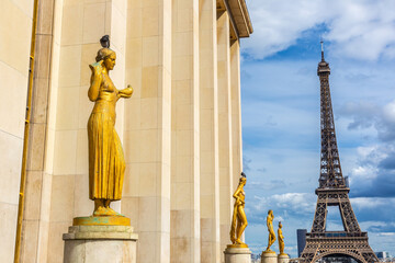 Fototapeta na wymiar Statue on Trocadero square and Eiffel Tower in Paris, France