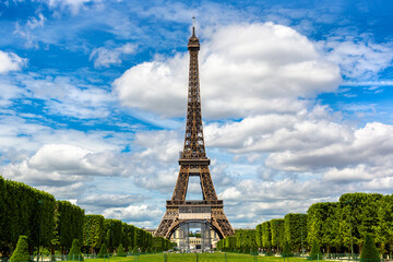 Fototapeta premium Eiffel Tower in Paris in a summer day, France
