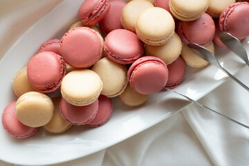 皿に盛られたピンクとベージュのマカロン　スイーツ・デザート・パーティー