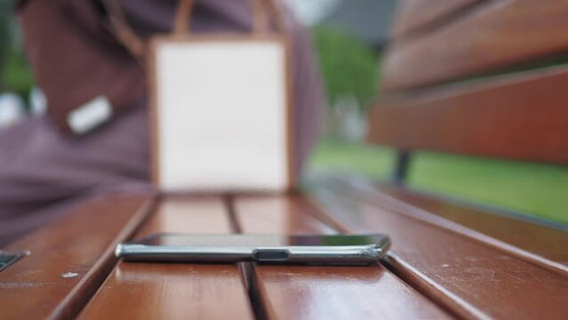 forget smartphone on a park bench, lost smart phone 