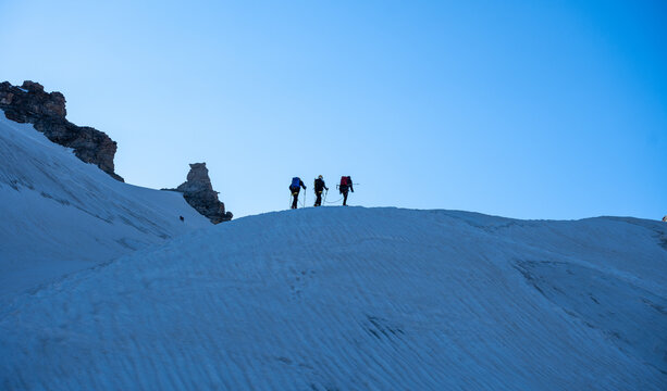 Cord&eacute;e d'alpinistes au Grand Paradis