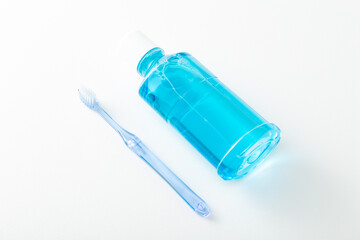 白背景に歯ブラシとマウスウォッシュ