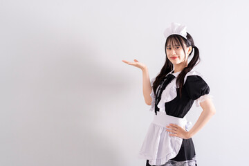 メイド服を着た女性