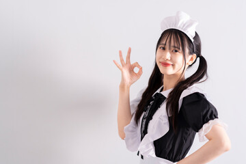 メイド服を着た女性