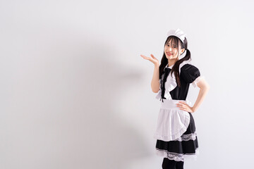 メイド服を着た女性