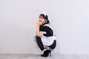 メイド服を着た女性