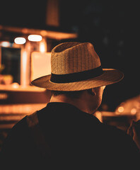 Homme à chapeau de paille