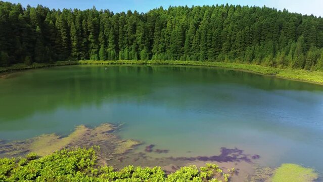 Lagoa do Can&aacute;rio no complexo de lagoas das Sete Cidades na Ilha de S&atilde;o Miguel nos A&ccedil;ores 