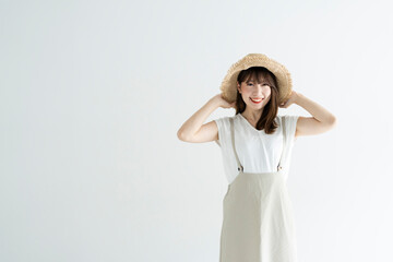 麦わら帽子を被った女性