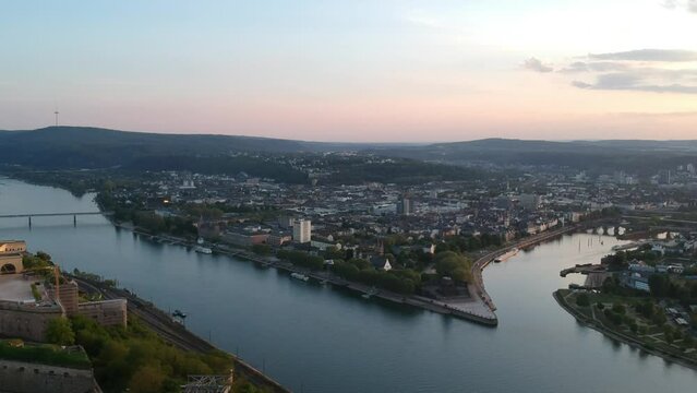 Blick auf den Sonnenuntergang am Deutsches Eck in Koblenz an Rhein und Mosel