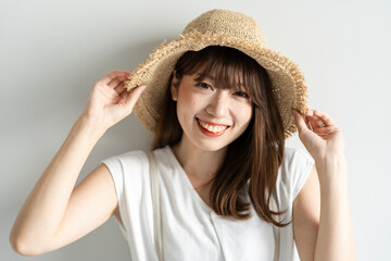 麦わら帽子を被った女性