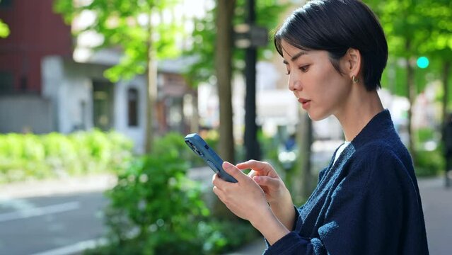 街中でスマホを使う女性