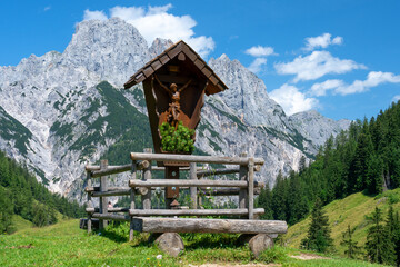 Fototapeta na wymiar Holzkreuz mit Jesusfigur vor den Mühlsturzhörnern, Klausbachtal, Ramsau bei Berchtesgaden, Oberbayern, Bayern, Deutschland