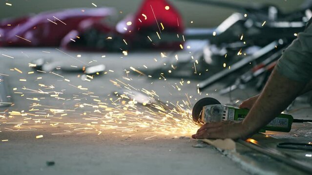 スチールフレームを電動丸ノコで切断する職人