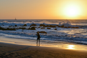 Sonnenuntergang am Meer mit Silhouette einer Frau