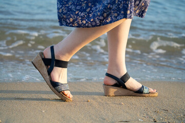 砂浜を歩く（女性、サンダル）