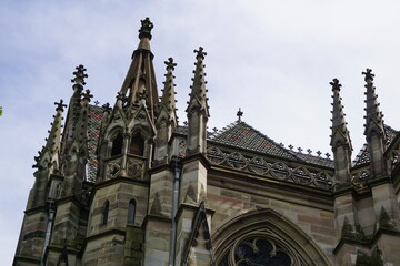 Außenfassade einer Kirche zackige Kirchspitzen in Speyer