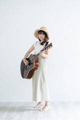 ギターを弾く女性